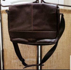 Kenneth Cole Reaction Leather Messenger Bag Snaps